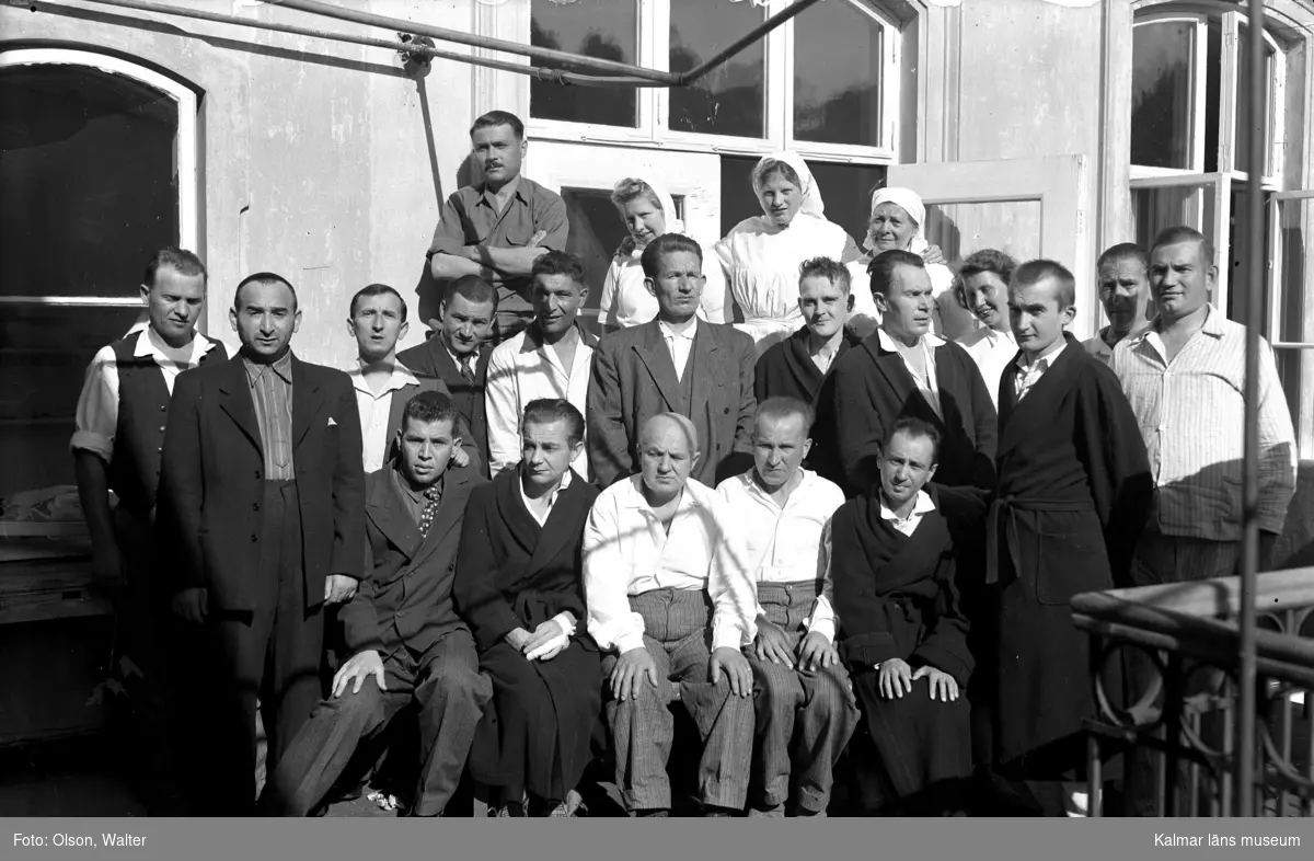 Manliga flyktingar från Bergen-Belsen som anlänt med skeppet Prins Carl är här fotograferade med personal på Beredskapssjukhuset.