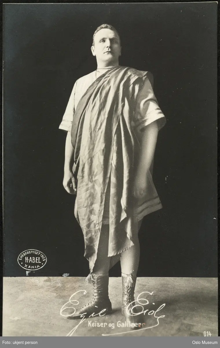 portrett, mann, skuespiller, rollebilde, Fyrst Julian i "Keiser og Galilæer" på Nationaltheatret, stående helfigur, kostyme