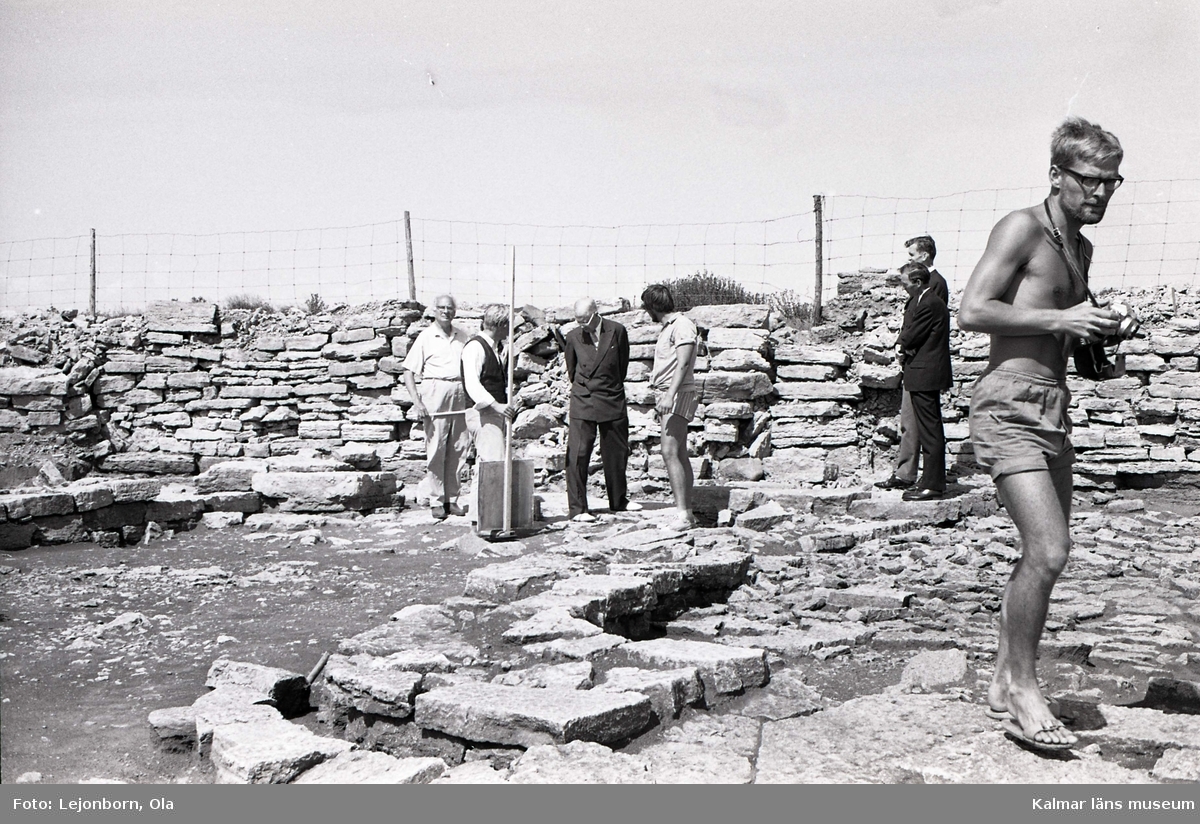 Professor Mårten Stenberger visar kung Gustav VI Adolf runt på urgrävningarna i Eketorp.