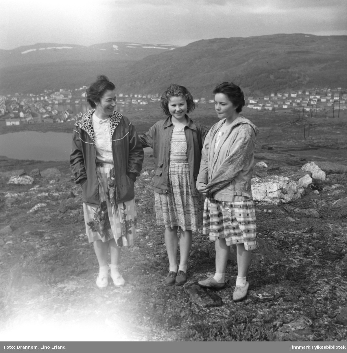 Jenny Drannem med datteren sin Turid og til venstre Maija Hoikka (født Gerasimoff), på fjellet ovenfor Hammerfest.