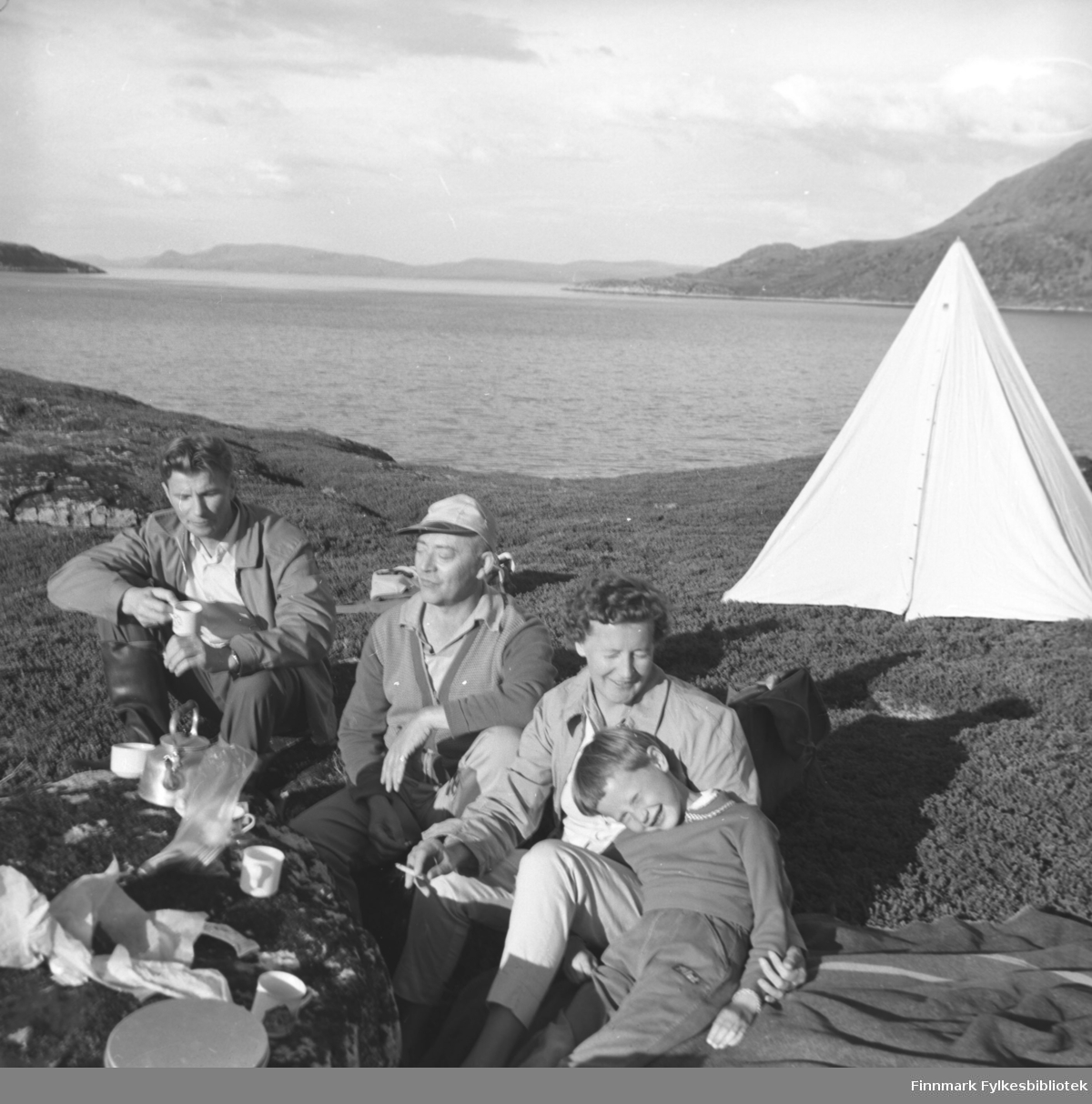Eino Drannem (til venstre på bildet) og familien Sørensen på tur. Sted ukjent.