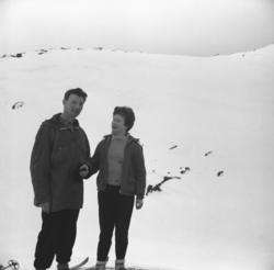 Eino Drannem og Turid Karikoski på skitur i fjellet ovenfor 