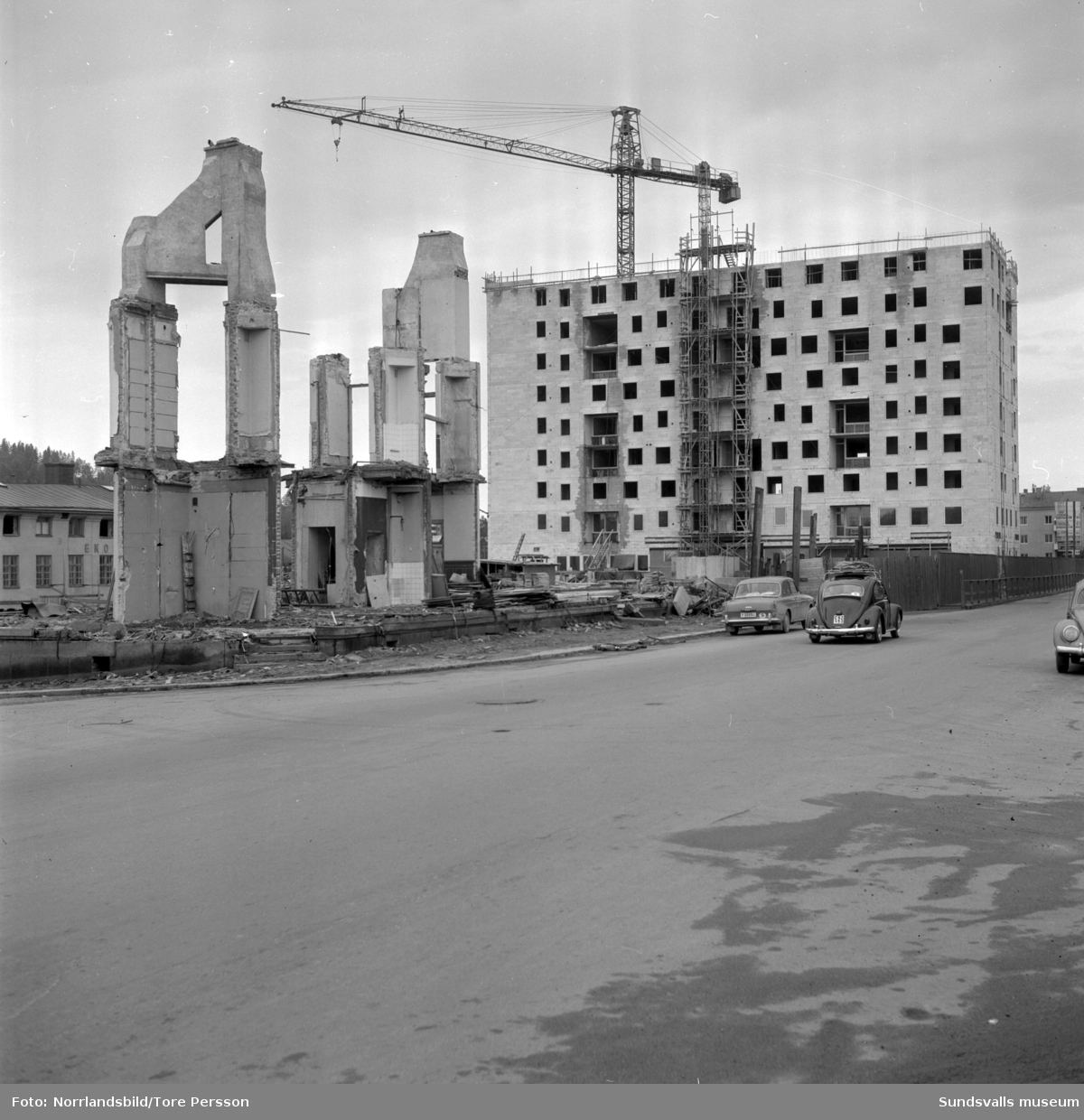 Pågående bygge av flerfamiljshus vid Storgatan 52. I  förgrunden står fortfarande murstockarna från ett av de gamla husen kvar.