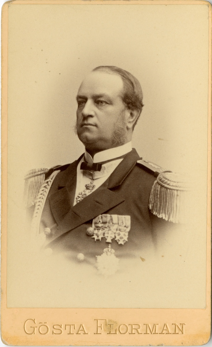 Porträtt av Axel Pontus Lilliehöök, officer i Marinen.

På baksidan felaktigt angivet Hjalmar Hugo Lilliehöök.