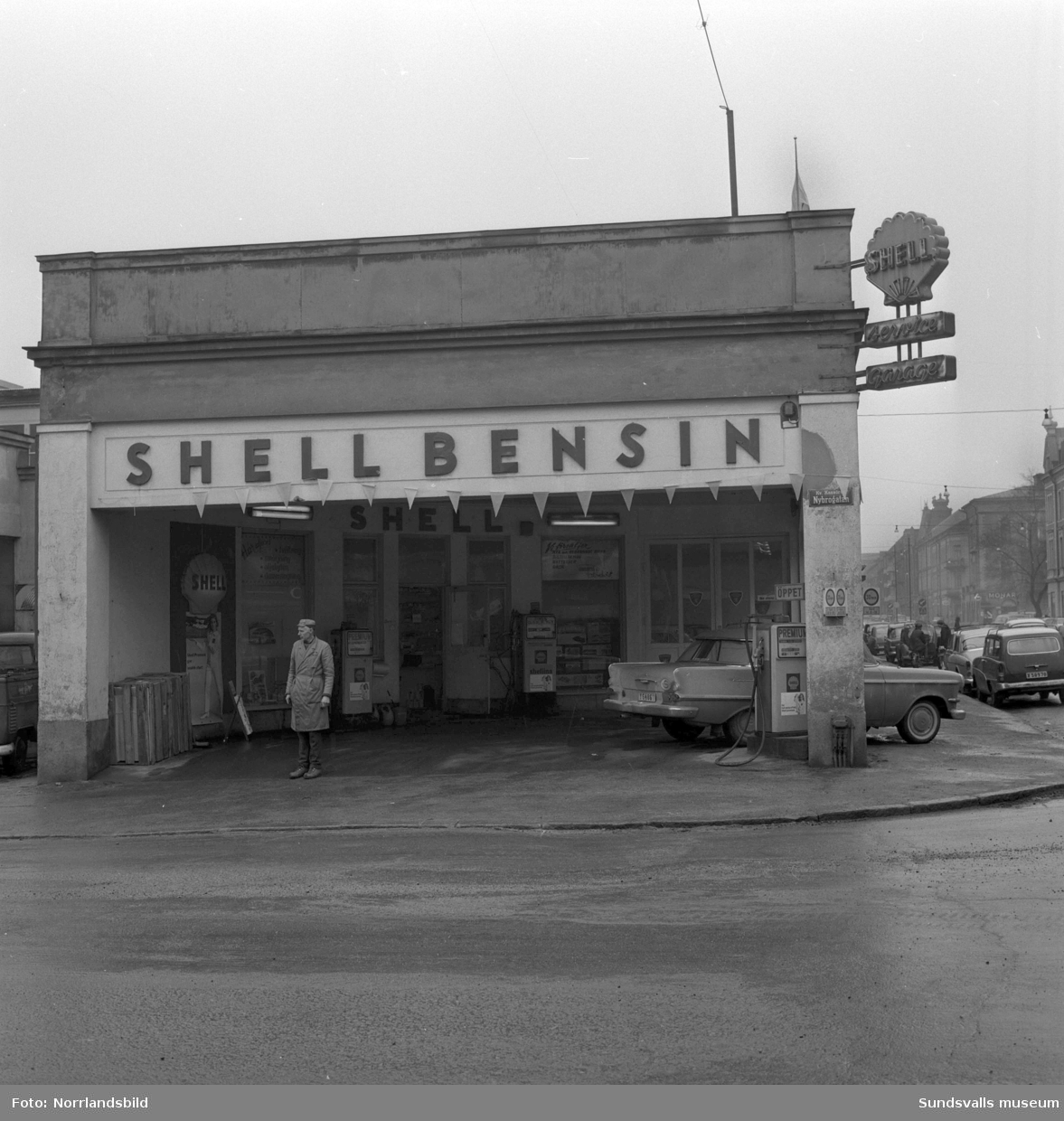 Shell bensinstation i hörnet av Nybrogatan, Köpmangatan.