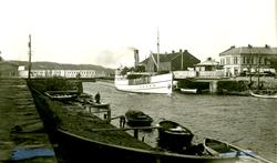 Havner og brygger i Moss. Bastø II på vei til Horten. Postko