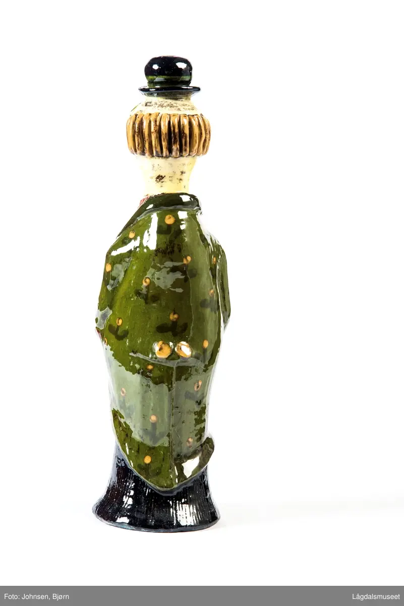 Figuren består av ulike ornamenter som danner klær, og ansikt på en klovn.