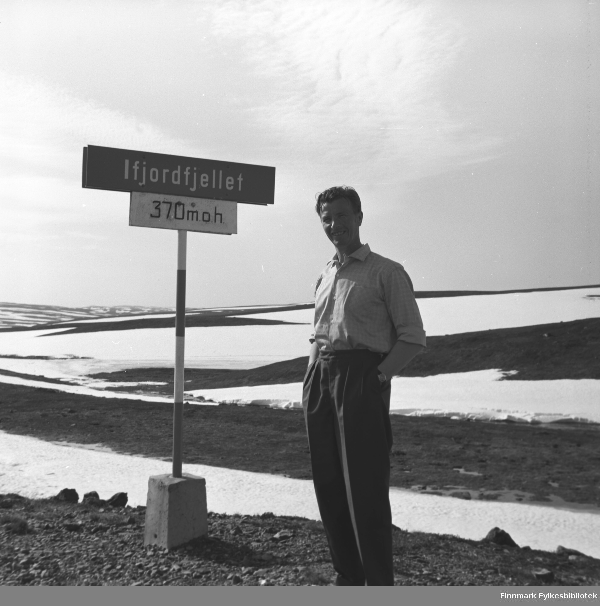 Eino Drannem står i veikanten til Rv. 98 på Ifjordfjellet.