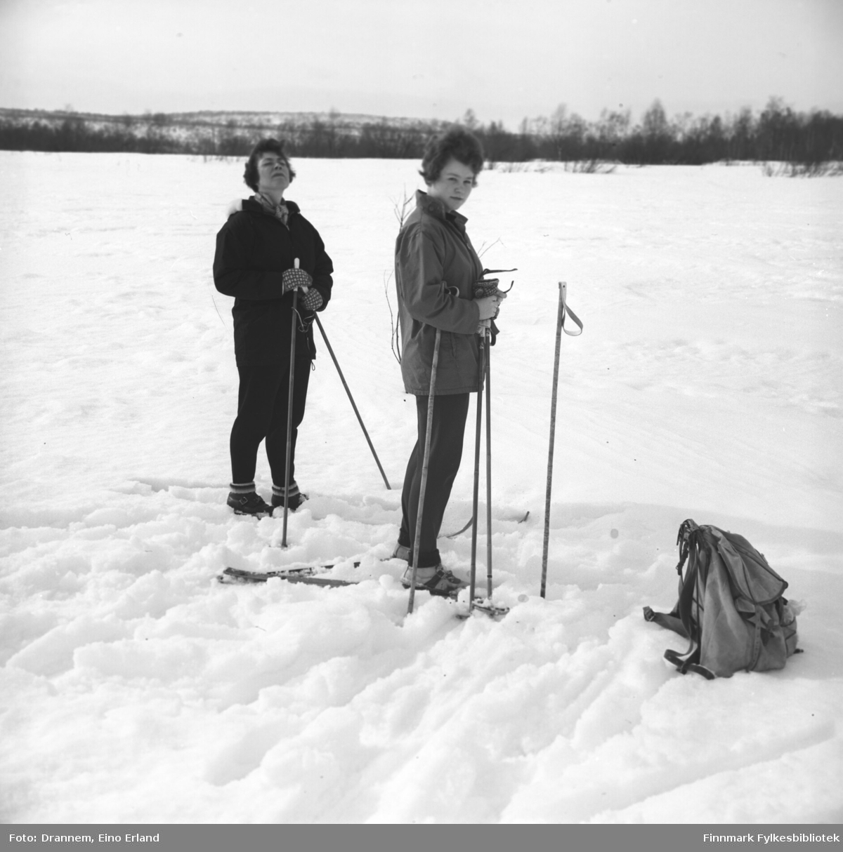 Jenny Drannem og Turid Karikoski på skitur.