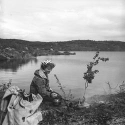 Turid Karikoski sitter ved kaffebålet.