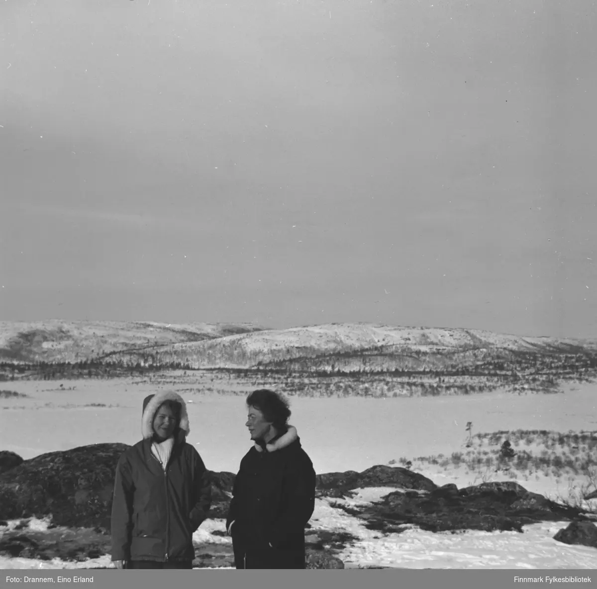 Turid Karikoski og Jenny Drannem på tur i terrenget ved Luolajärvi.