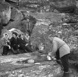 Noen personer på tur i fjæra utenfor Hammerfest. Jenny Drann