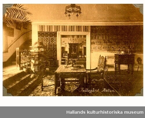 Tre stycken vykort med interiörbilder från Kullagård. Bild 1: från hallen, 2-3: från salen. Från början av 1900-talet.