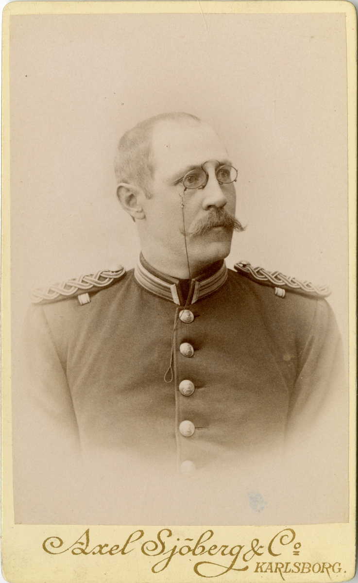 Porträtt av Bror Ture Gereon Viktor Hjalmar Oktavius Mellerborg, löjtnant vid Gotlands infanteriregemente I 27.
Se även AMA.0006723.