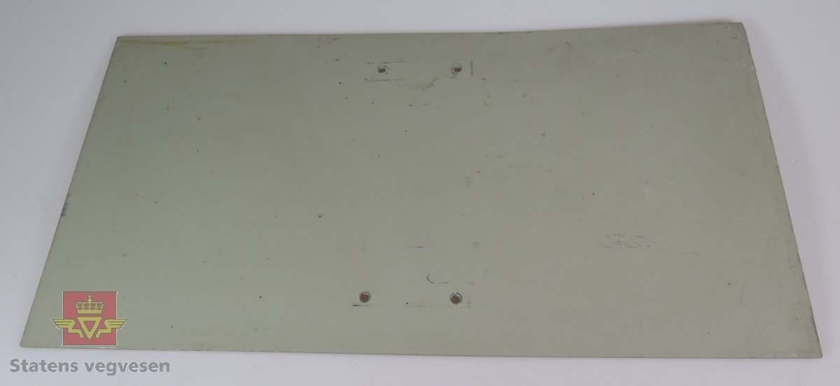Rektangulært skilt av 3 mm aluminiumsplate. Hvit lysreflekterende tekst på grønn bunn. Hvit lyreflekterende bord langs kanten. Merket med teksten "E 76" og "BF 385". Fire hull for fastskruing.