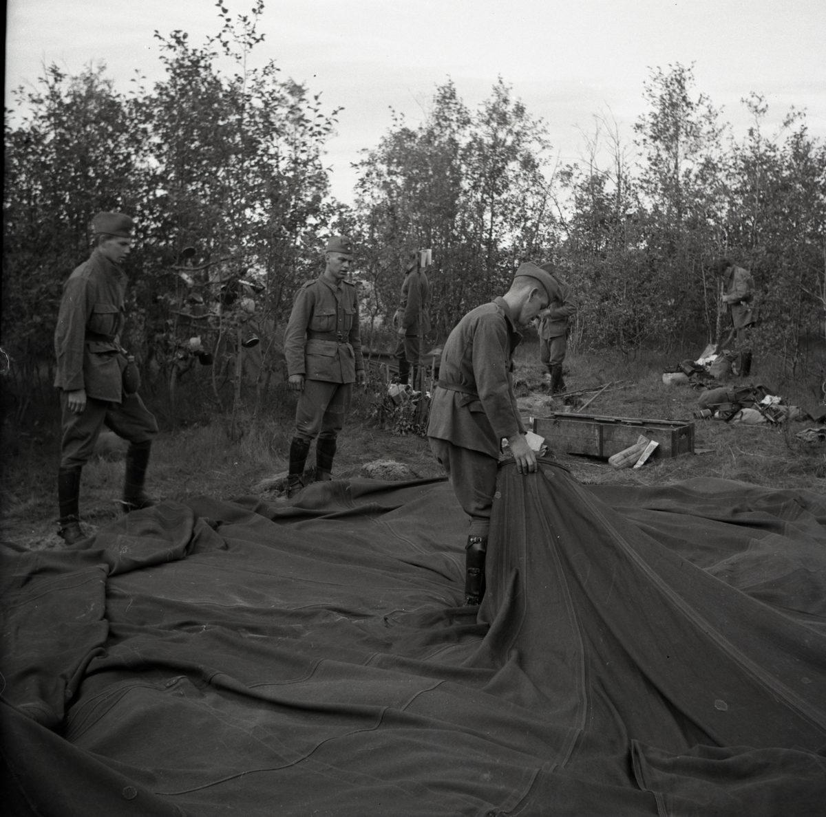 Soldater tar ner en tält. Norrlands dragonregemente K4, Umeå, 1955-1956.
