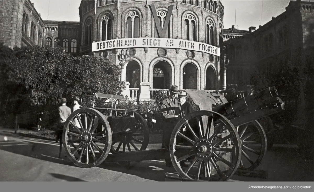 Ole M. Engelsens fotografier fra okkupasjonsårene i Oslo..Tysk utstilling av russiske våpen