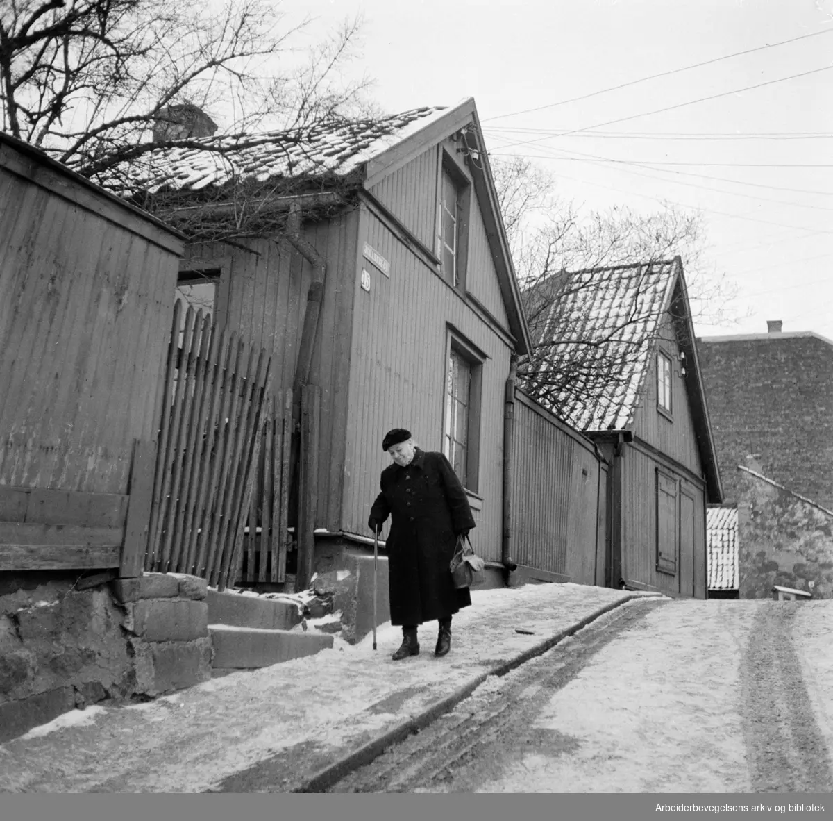 Enerhaugen. Johannesgata 15 midt på bildet.Januar 1957