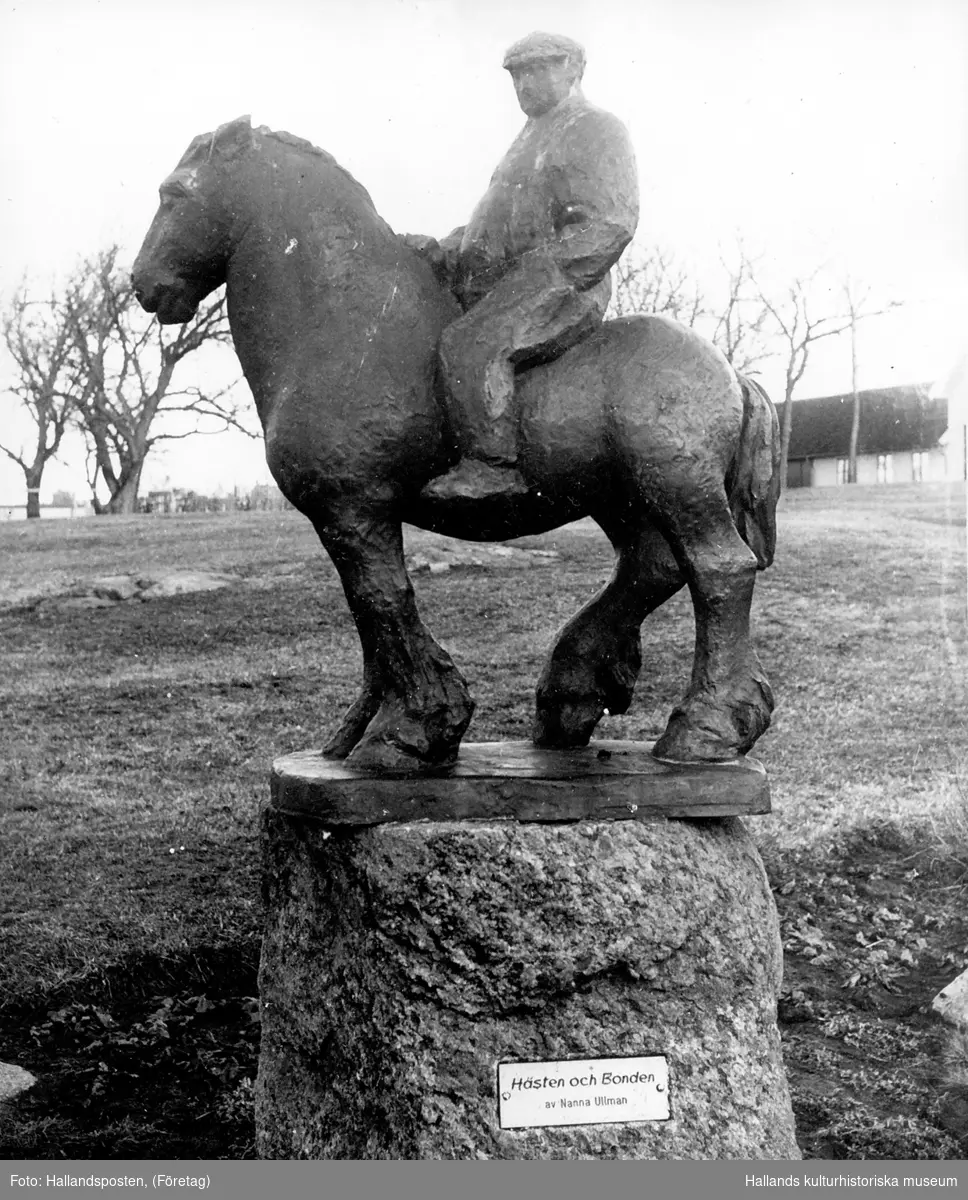 Bildtext : Möllebacken i Varberg. Nanna Ullmans skulptur Hästen och Bonden.
