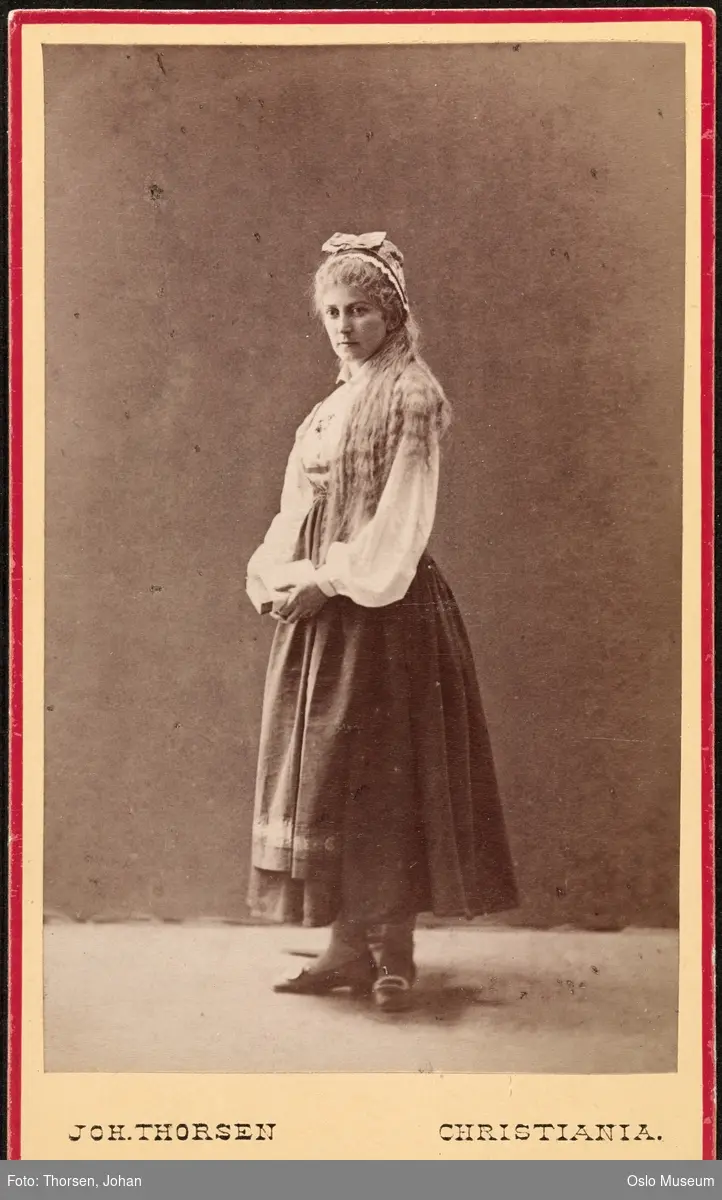 portrett, kvinne, skuespillerinne, rollebilde, Solveig i "Peer Gynt" ved uroppførelsen på Christiania Theater, stående helfigur, kostyme