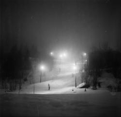 Vardens arkiv. "Slalåm i Ballklubbens bakke. Flomlys"  17.03