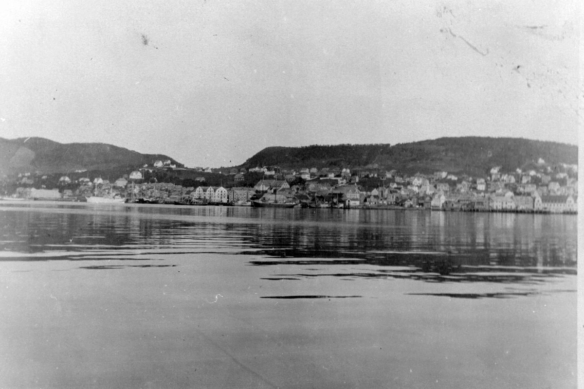 Harstad, fotografert fra sjøsiden.