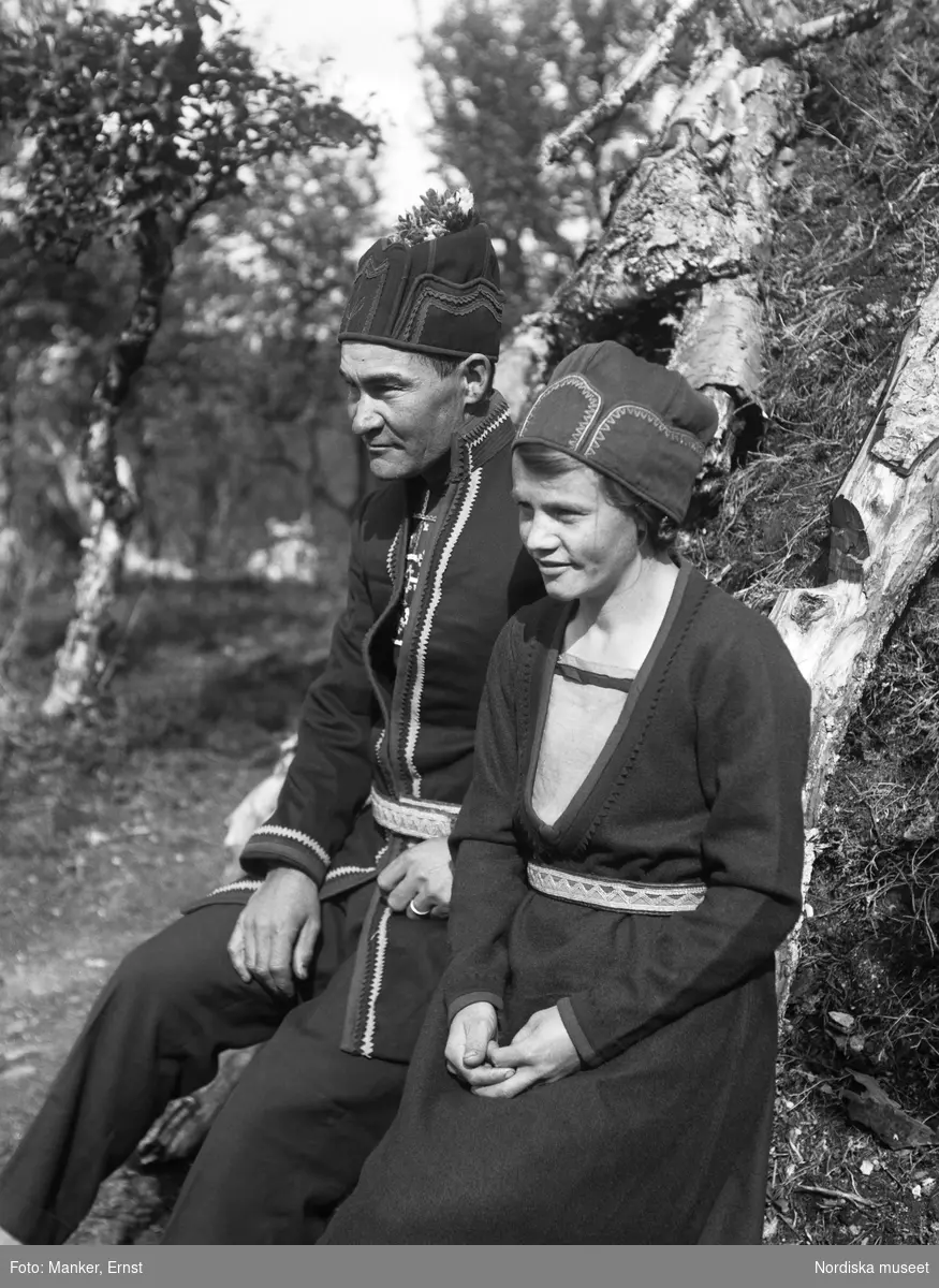 Porträtt av Thomas Rensberg, 30 år, och hans hustru Brita Cecilia, 22 år, Prennokke, Tännäs/Ruvhten sameby, Härjedalen. Båda klädda i samisk dräkt.