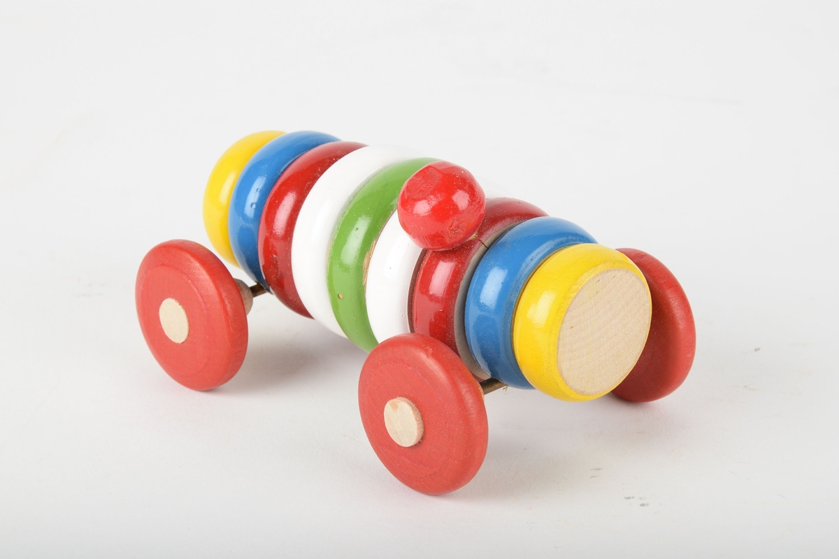 Sammensatt av en rekke dreide ringer i forskjellige farger, tredd på en aksel. Satt på hjul.