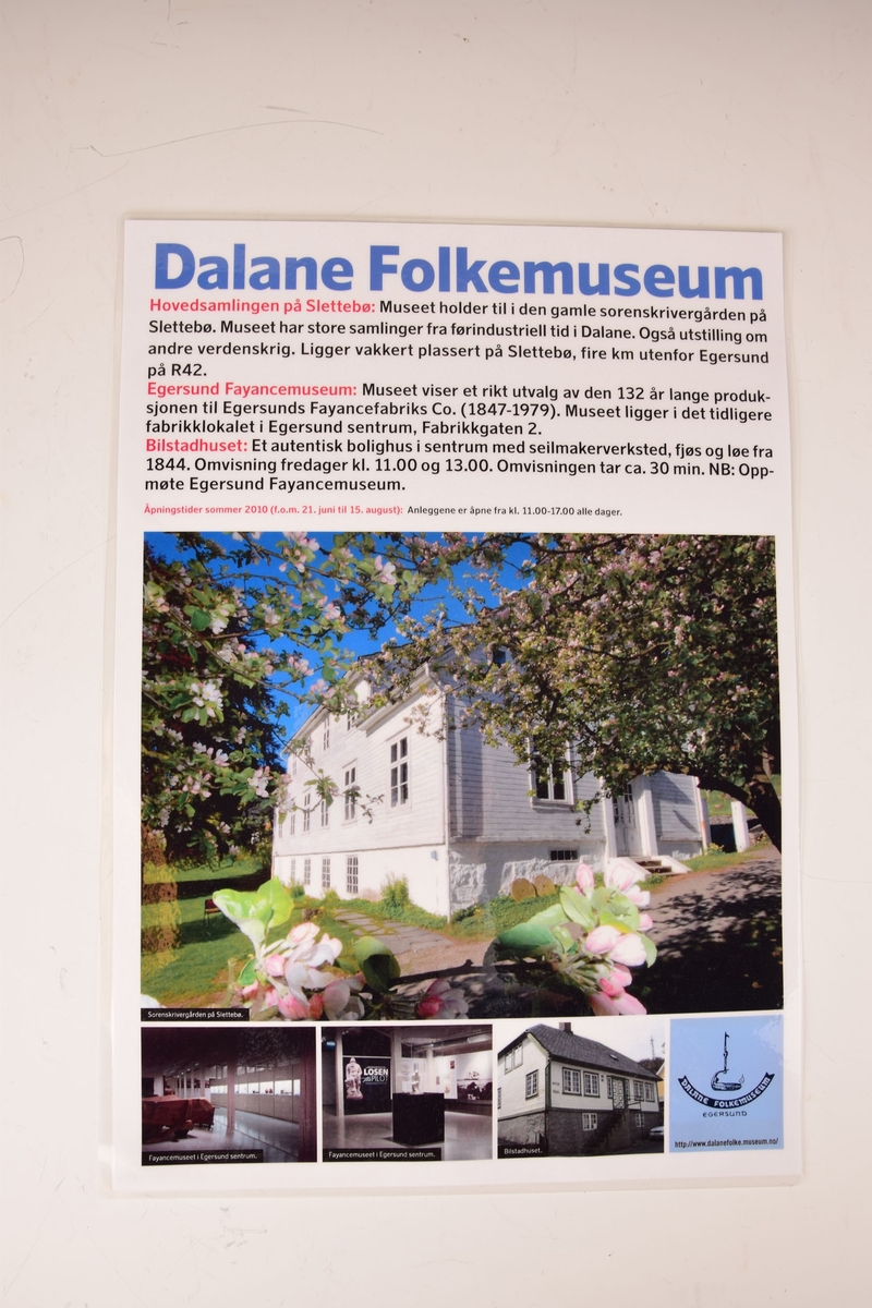 Reklameplakater for Dalane Folkemuseum. To av plakatene reklamerer for museets ulike anlegg. En reklamerer for familiedag på Slettebø, to for sommerarrangement på Slettebø, og en for julearrangement på Slettebø. Fire av plakatene er laminert og tre av dem har påtrykket webadressen til Dalane Folkemuseum. Ingen av plakatene har årstall trykket på.