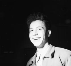 Vardens arkiv. "Melkedrikking på Porsgrunn høyre skole (Elev