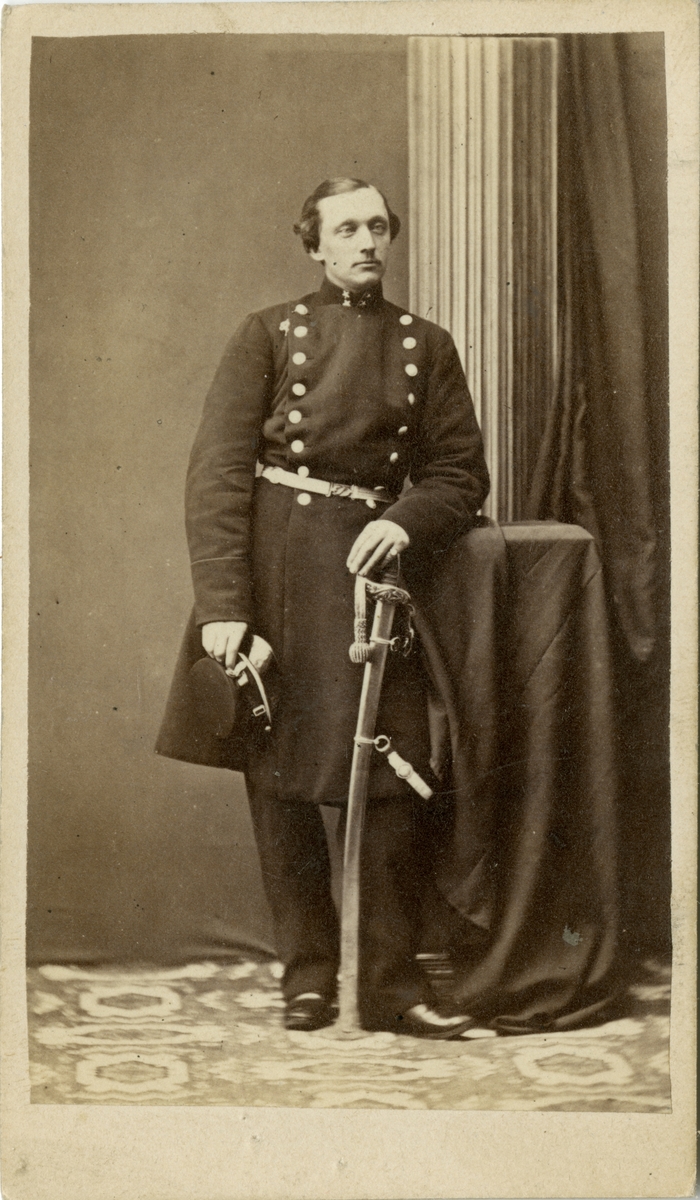 Porträtt av Carl Fredrik Alfred Nauckhoff, löjtnant vid Andra livgardet I 2.
Se även AMA.0008127.
