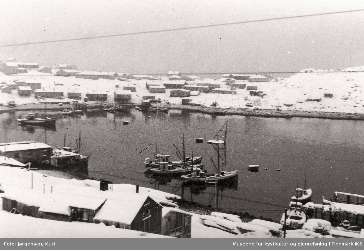 Gjenreisning. Honningsvåg havn med brakkebebyggelse. Høsten 1946.