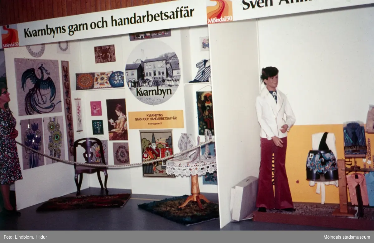 Kvarnbyns garn och handarbetsaffärs monter vid en utställning i idrottshuset i Mölndal, 1970-tal.

För mer information om bilden se under tilläggsinformation.