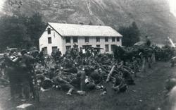 Ein samling av tyske soldater utenfor gardshuset på Dalen i 