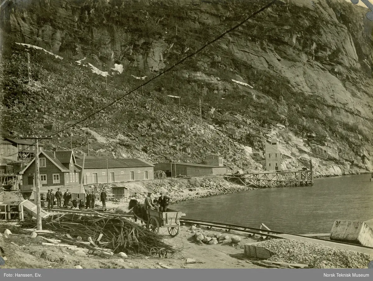 Dokumentasjon av utbygging og bygninger knyttet til kraftindustrien i Glomfjord.
