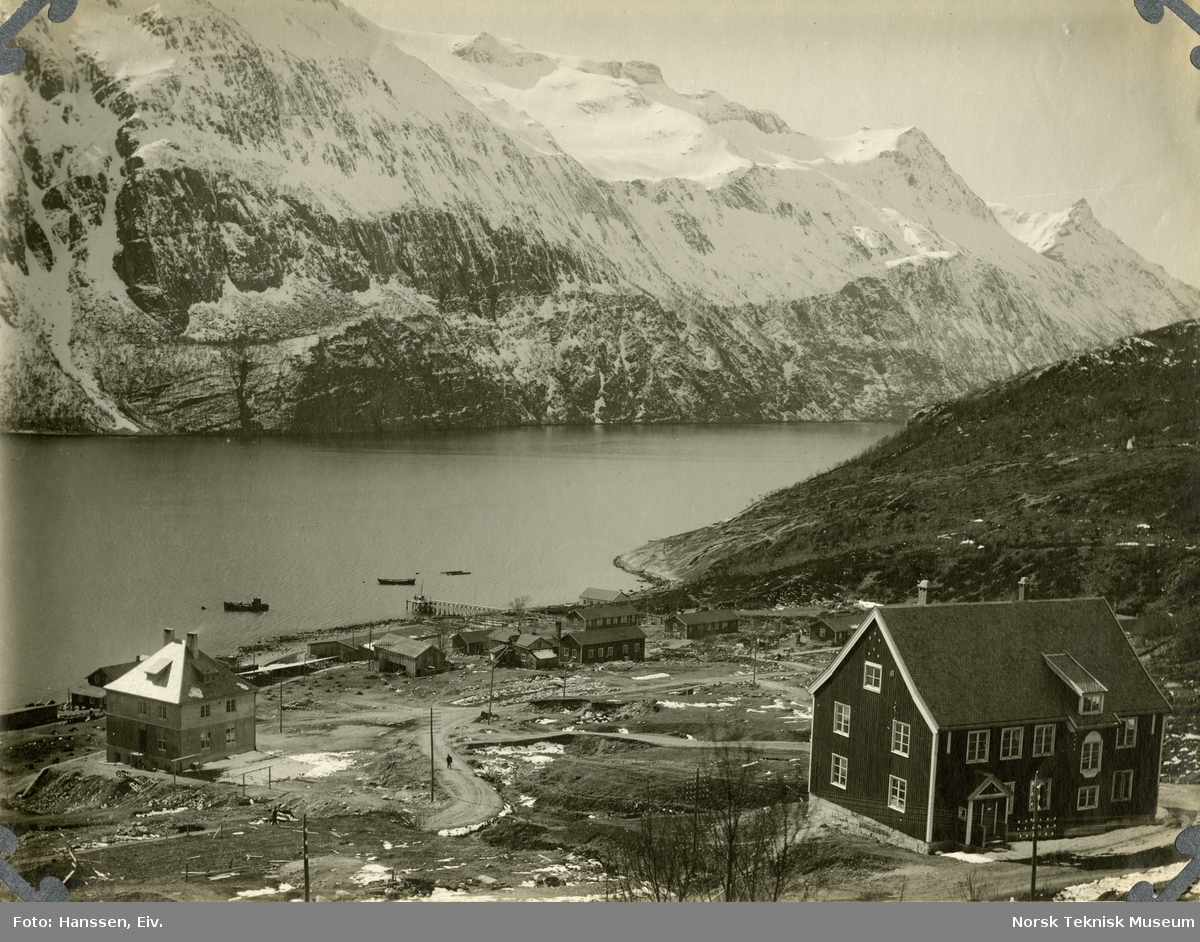 Bygninger i landskap, knyttet til utbygningen av kraftindustrien i Glomfjord.