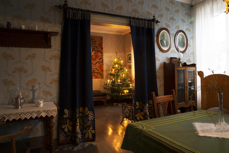 Julepyntet stue i «Ein norsk heim i ei ny tid – 1905»
