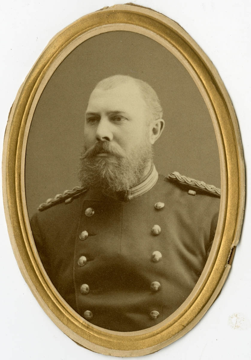 Porträtt av David Fabian Gustaf Adolf Ohlson, kapten vid Jönköpings regemente I 12.
Se även AMA.0008207, AMA.0008213, AMA.0008219, AMA.0009525 och AMA.0008228.

Gustaf Adolf Ohlson är känd som uppfinnare av olletröjan.