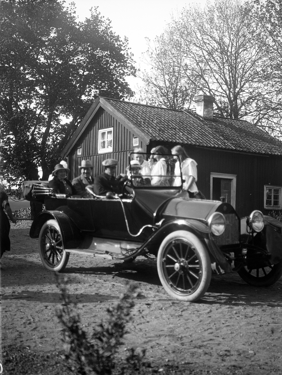 "Hugo Lundholm, Maja Lindberg, chauffören Andersson m.fl. i bilen på Revelsta gård", Altuna socken, Uppland 1919