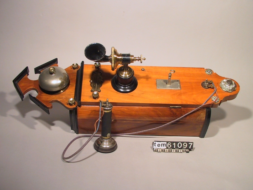 Telefonapparat, väggmodell med spiralmikrofon och hörtelefon. För lokalbatteri