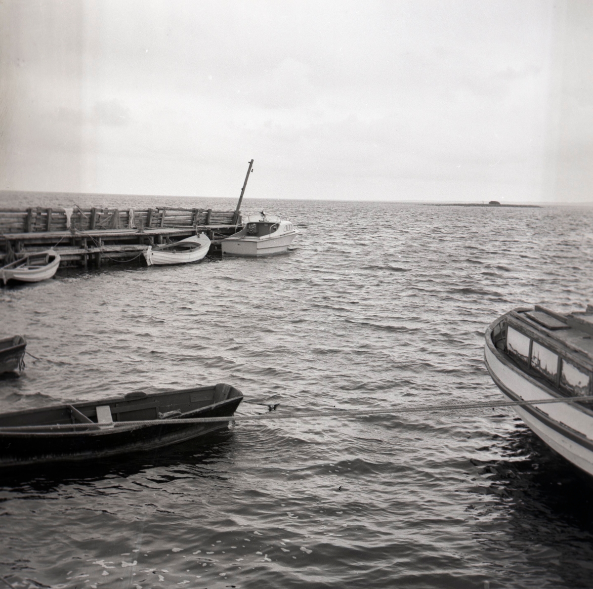 Båtar som använts av baltiska flyktingar.  När andra världskriget började lida mot sitt slut flydde tusentals balter undan Röda Armén. Många kom till Sverige där de och deras barn snart inlemmades i samhället.