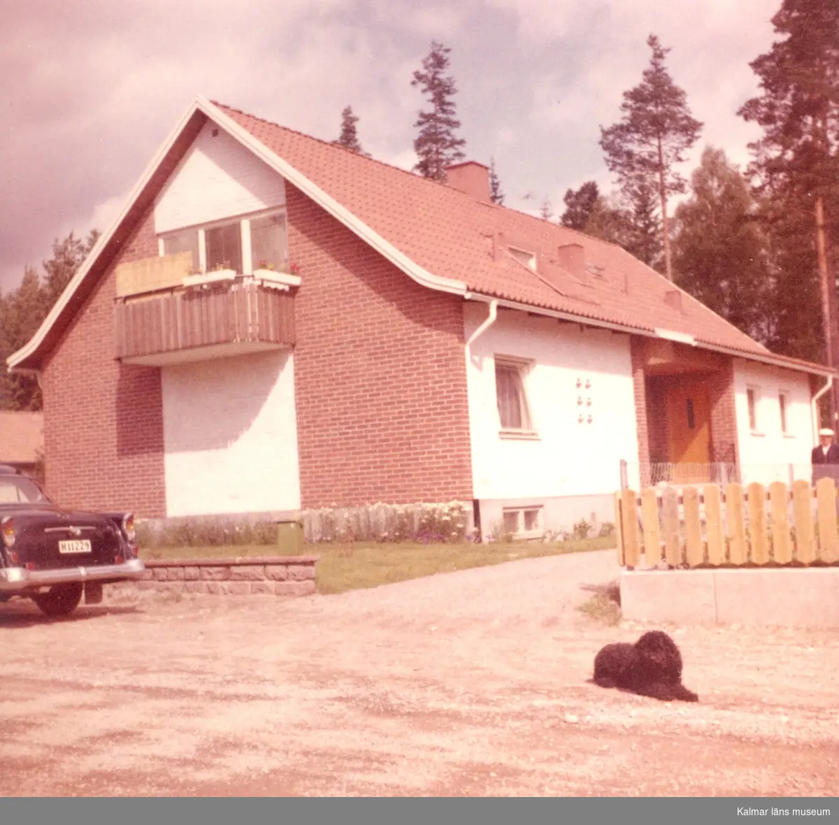 Bilder från fastigheten Tickan 5 på Hallandsgatan, Nybro. Huset nybyggt, 1962