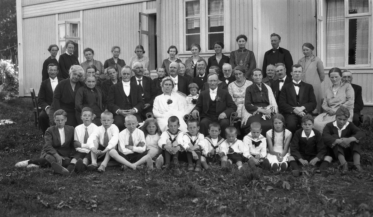 Seks bilder fra et bryllup på Narumsflaten i Kolbu 13.juli 1926. Brudeparet er Helene Hansen Narum og Mikkel Sveinson. Mikkel var farmer i Nord Dakota, mens Helene drev/hadde drevet forretning flere steder i Kolbu og Østre Toten. Senere samme år reiste de begge til USA, og ble der.
De to første bildene er tatt foran det som sansynligvis var Helenes hus på Narumsflaten, og viser brudeparet sammen med en rekke gjester. De to neste er av brudeparet, mens de to siste er oversiktsbilder over huset, og med noen personer foran. I bakgrunnen på bilde seks ser man ei pipe som sannsynligvis er på Narums-meieriet.
Noen personer utenom brudeparet er identifisert, mer eller mindre sikkert. Navnsettingen refererer til bilde nr. 1:
Bakerste rekke fra venstre: Johanne Nøkleby, Aase Narum (Faarlund), Klara Moldstad (nr.3 fra høyre). Rett bak brura sitter Johan Narum (kjøpmann på Lena), og til venstre for ham Mina Bjerke. Ellers sittende fra høyre: Presten Norseth? (nr. 2), Harald Narum? (nr. 3), Johanne Blilie Narum (i lys kjole til høyre for brudgommen), Finn Narum (smågutten mellom brudeparet). Foran fra høyre (barn som sitter): Mathias Narum, Gunnar Narum, Gerd Narum (Prestesæter), Roar Narum, Arne Narum.