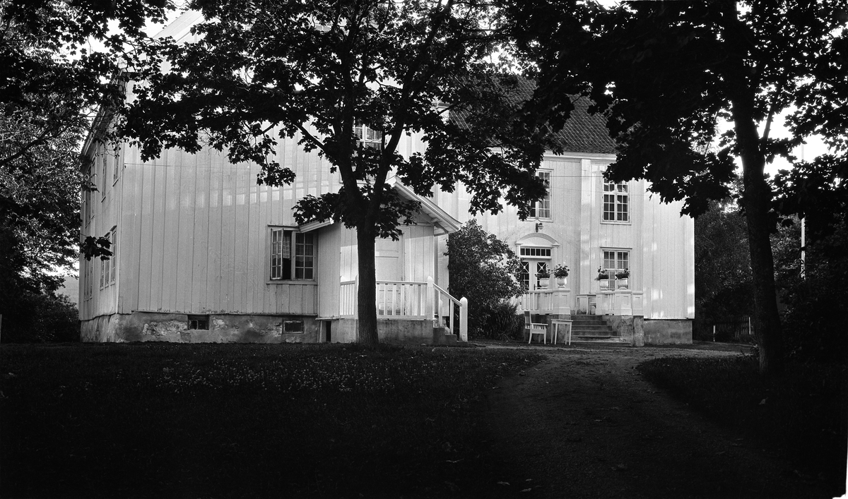 Gården Rogneby i Østre Toten. Fem bilder som viser hovedbygning og hageanlegg fra forskjellige vinkler. Ca. 1925-30.