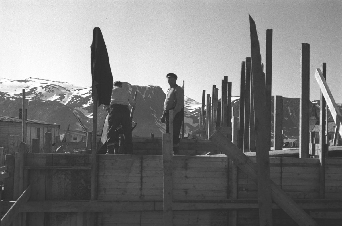 Gjenreisning. Grunnmuren til et hus støpes i Honningsvåg. 1946/47.