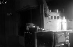 Rester av kåpovn på Todalshaug. Til venstre i mørket er kåpe