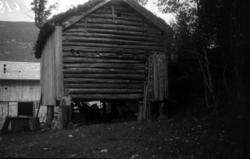 Det eldste stabburet på gården Ansnes i Todalen. Den har "fo