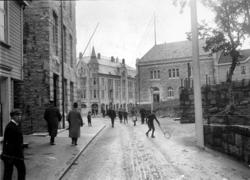 Barn leker med bandhjul (kors og speie) i begynnelsen av Par