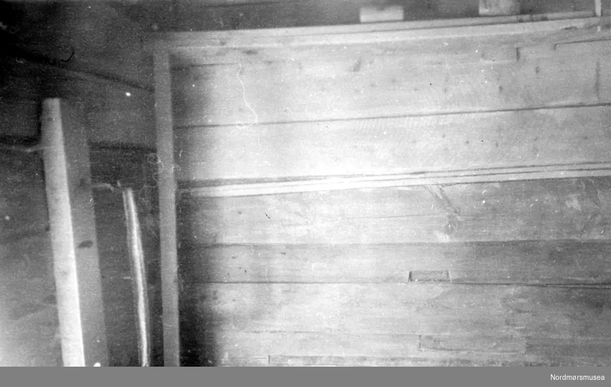 Bildet viser Steinar Husbys skinnfell-verksted på loftet av husmannstua på Ørsaltrøa i Todalen, Surnadal kommune. Til venstre ser vi ei ull- "bråke" festet til veggen. Se Yderstads notater, bind 7, side 163. Bildet er datert September 1947. En serie foto. Nordmøre Museum 
