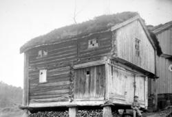 Et stabbur fra Gården Grønset på Gjemnes, laftet med svalgan